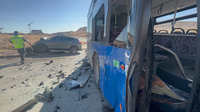 Elazığ'da cip ile otobüs çarpıştı! Hurdaya dönen araçta 1’i ağır 3 kişi yaralandı - Resim: 0