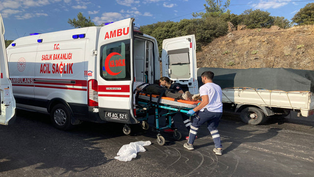 Manisa'da korkunç kaza! Devrilen kamyon traktörü sürükledi:  1 ölü 4 yaralı - Resim: 2