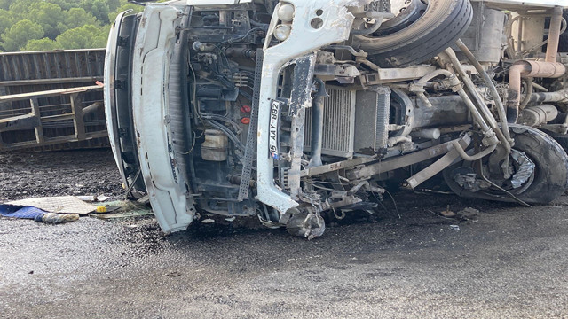 Manisa'da korkunç kaza! Devrilen kamyon traktörü sürükledi:  1 ölü 4 yaralı - Resim: 1