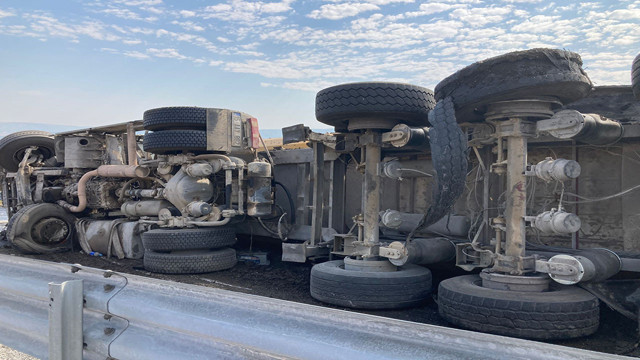 Manisa'da korkunç kaza! Devrilen kamyon traktörü sürükledi:  1 ölü 4 yaralı - Resim: 0