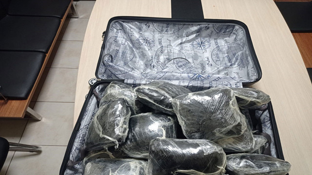 Sivas'ta yolcu otobüsü aramasında valizden 10 kilogram uyuşturucu çıktı! - Resim: 0