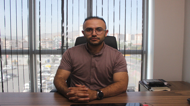 Kayseri'de hacze giden yaralı avukata hakaretler edip kendi koltuk değnekleri ile darp etti! - Resim: 1