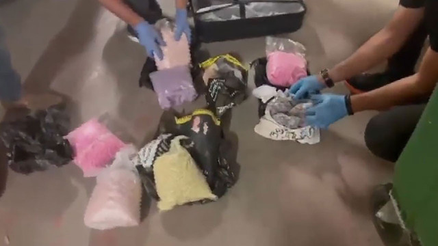 Bursa'da dev uyuşturucu operasyonu! 36 bin 500 uyuşturucu hapın ele geçirildiği anlar polis kamerasında - Resim: 1