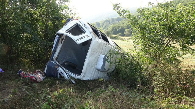 Fındık işçisi taşıyan minibüs virajdan dönemeyince şarampole devrildi! 7 kişi yaralandı - Resim: 1