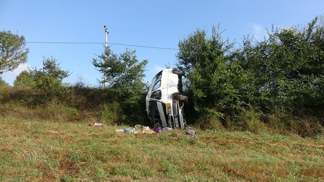 Fındık işçisi taşıyan minibüs virajdan dönemeyince şarampole devrildi! 7 kişi yaralandı - Resim: 2
