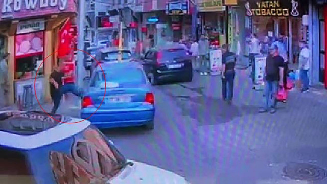 Kavganın intikamını arabadan çıkarttı! Otomobilini yumruklayıp, üzerinde zıpladı - Resim: 1