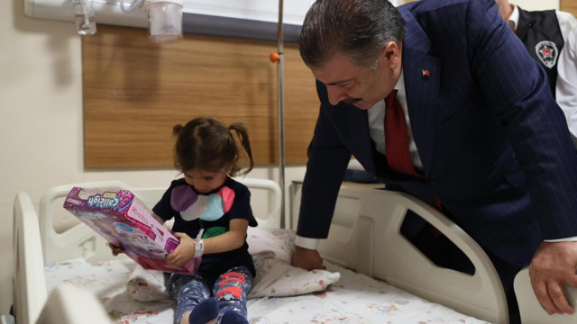 Sağlık Bakanı Fahrettin Koca'dan Bitlis'te hastane ziyareti! Hastalarla yakından ilgilenen Koca yürekleri fethetti - Resim: 1