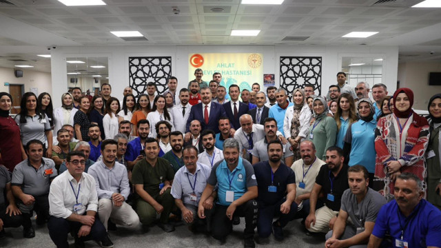 Sağlık Bakanı Fahrettin Koca'dan Bitlis'te hastane ziyareti! Hastalarla yakından ilgilenen Koca yürekleri fethetti - Resim: 2