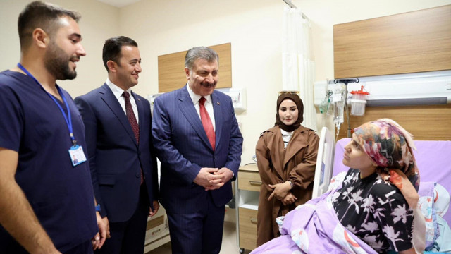 Sağlık Bakanı Fahrettin Koca'dan Bitlis'te hastane ziyareti! Hastalarla yakından ilgilenen Koca yürekleri fethetti - Resim: 0