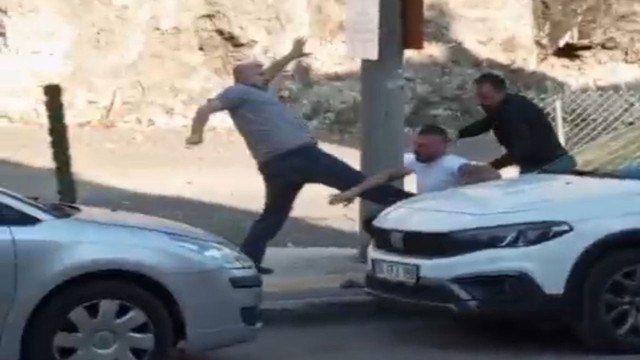 Bursa'da alkollü grubun park kavgasında kan aktı! Silahların karıştığı kavgada 3 kişi yaralandı - Resim: 1