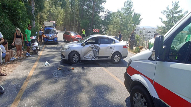 Marmaris'te manevra yapan araç ve motosiklet çarpıştı! - Resim: 0