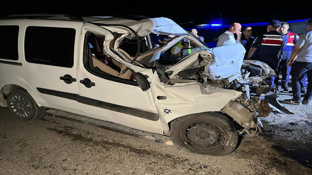 Silivri'de hafif ticari araç ve hafriyat kamyonu çarpıştı! Olay yerine gelen jandarma personeline de alkollü sürücü çarptı - Resim: 0