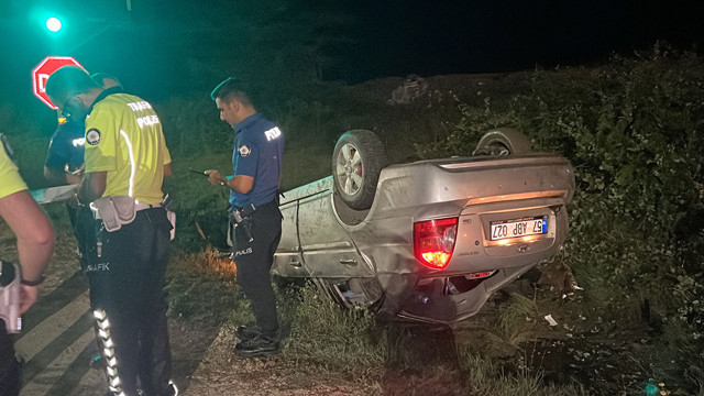 Sinop'ta feci kaza! Takla atan otomobil yağmur suyu kanalına devrildi: 4 yaralı - Resim: 0