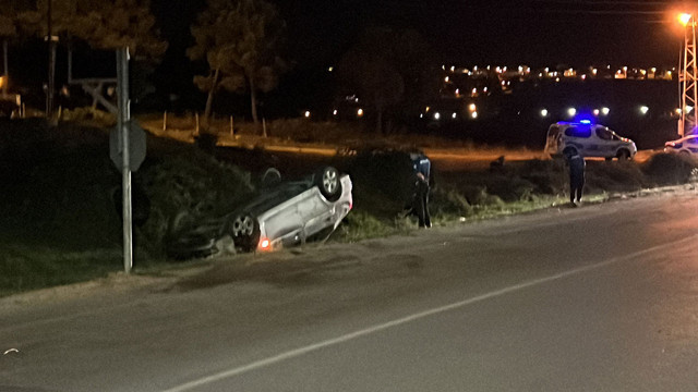 Sinop'ta feci kaza! Takla atan otomobil yağmur suyu kanalına devrildi: 4 yaralı - Resim: 1