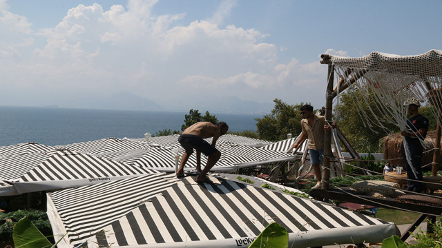 Antalya'da çıplak adam dehşet saçtı! Falez demirlerine tırmandı, polislere ecel teri döktürdü - Resim: 1