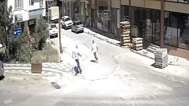 Çorum'da küfürlü konuşan kişiyi uyaran esnaf bıçaklandı! - Resim: 1