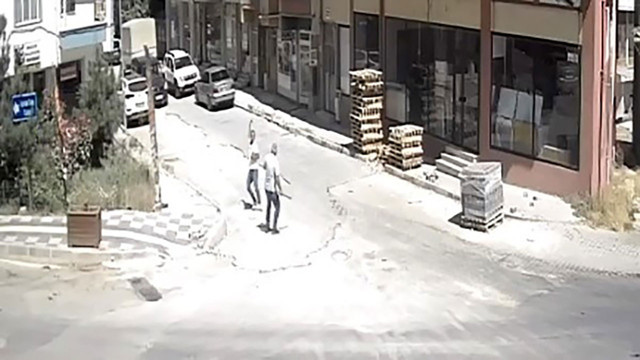 Çorum'da küfürlü konuşan kişiyi uyaran esnaf bıçaklandı! - Resim: 2