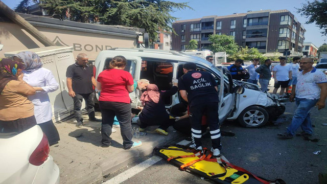 Düzce'de feci kaza! Otomobil ve ticari araç birbirine girdi: 1'i bebek 5 kişi yaralandı - Resim: 1