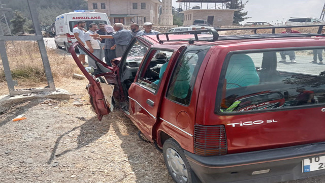 Mersin'de kontrolden çıkan araç direğe çarptı: 1 yaralı - Resim: 0