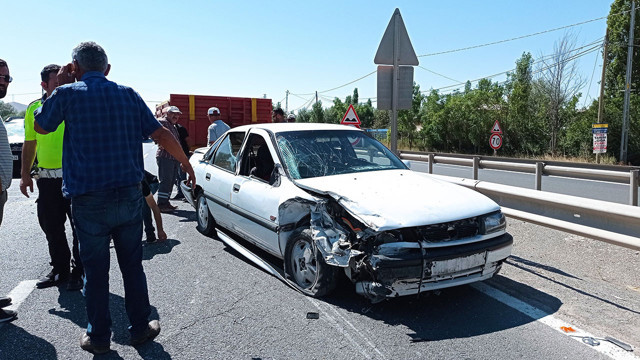 Sivas'ta otomobil ve traktör kafa kafaya çarpıştı! 3 kişi yaralandı - Resim: 1