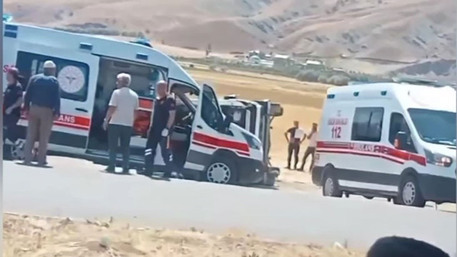 Van'da lastiği patlayan minibüs yan devrildi: 2'si ağır 14 yaralı - Resim: 1