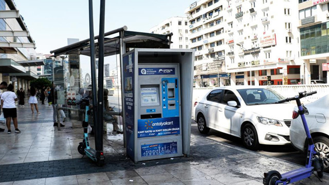 Toplu ulaşım kart dolum cihazından para toplayan 2 personele hırsızlık şoku - Resim: 0