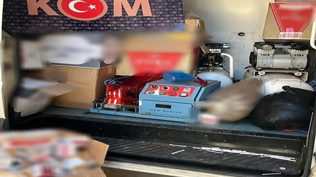 Antalya'da dev kaçakçılık operasyonu! 44 bin 600 dolu makaron, 140 litre sahte alkol ele geçirildi, - Resim: 0