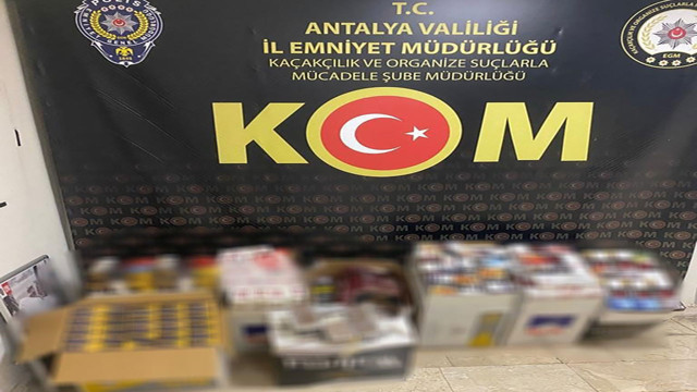 Antalya'da dev kaçakçılık operasyonu! 44 bin 600 dolu makaron, 140 litre sahte alkol ele geçirildi, - Resim: 1