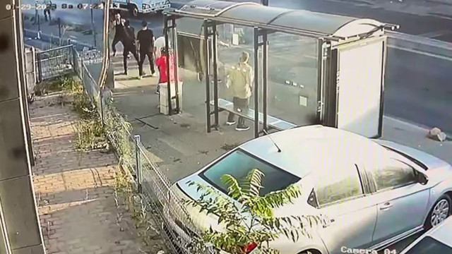 Bayrampaşa'da bıçaklı saldırgan vatandaşlara dehşeti yaşattı! Tehditler savuran saldırgana polis müdahale etti - Resim: 0