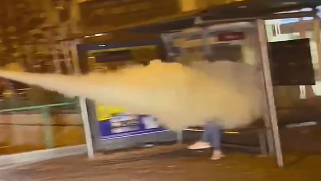 Kamyonetle gelen bir grup gençten anlamsız hareket! Durakta bekleyen adama yangın tüpü sıktılar - Resim: 0