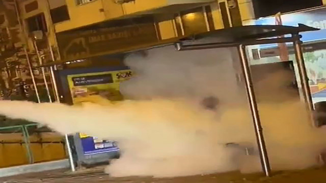 Kamyonetle gelen bir grup gençten anlamsız hareket! Durakta bekleyen adama yangın tüpü sıktılar - Resim: 1