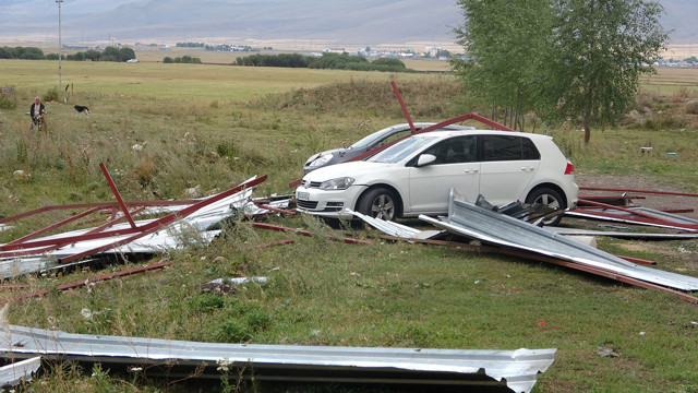 Ardahan'da hortum paniği! Çatılar uçtu, araçlar zarar gördü - Resim: 1