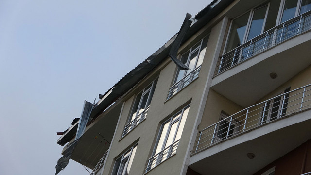 Ardahan'da hortum paniği! Çatılar uçtu, araçlar zarar gördü - Resim: 2