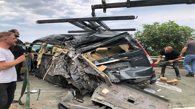 Rize'de kontrolden çıkan odun yüklü tır ticari araçla çarpışıp devrildi: 2 yaralı - Resim: 0