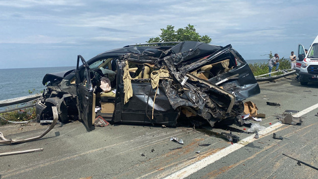 Rize'de kontrolden çıkan odun yüklü tır ticari araçla çarpışıp devrildi: 2 yaralı - Resim: 2