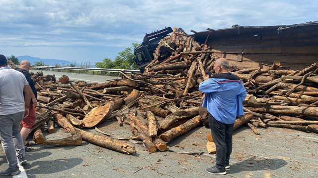 Rize'de kontrolden çıkan odun yüklü tır ticari araçla çarpışıp devrildi: 2 yaralı - Resim: 1