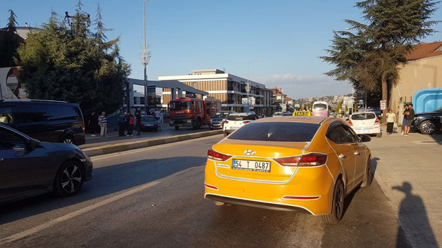 Sakarya'da feci kaza! Ticari taksi ile otomobil çarpıştı: 1 yaralı - Resim: 0