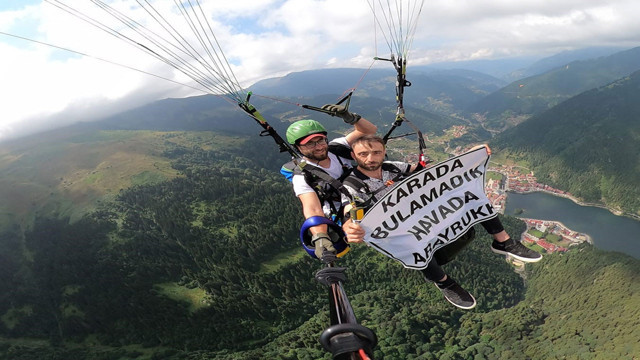 Evlenmek isteyen kişinin yaptıkları herkesi güldürdü! Havada pankart açtı, fotoğraf çekindi - Resim: 1