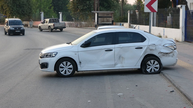 Antalya'da alkollü sürücü park halindeki otomobile çarpıp 10 metre sürükledi! - Resim: 1