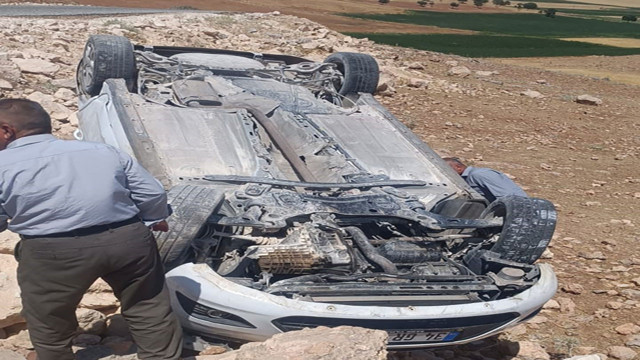 Diyarbakır'da feci kaza! Kontrolden çıkan araç kayaların üzerine takla attı - Resim: 0