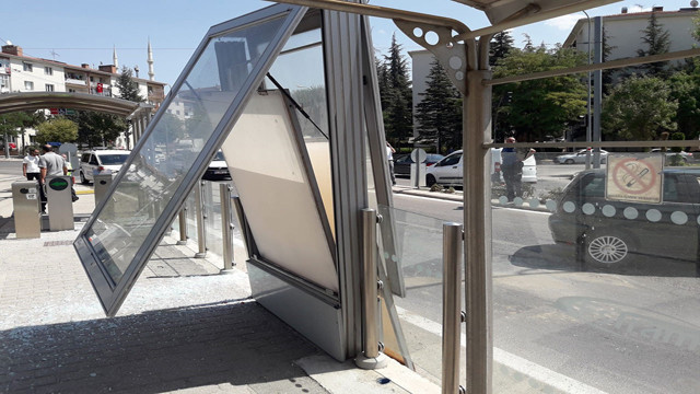 Eskişehir'de kontrolden çıkan araç tramvay durağına savruldu! - Resim: 1