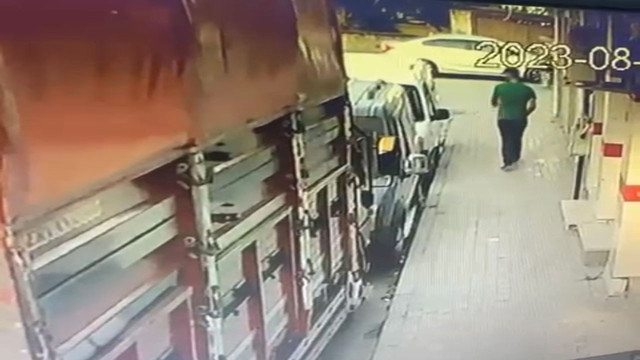 Pişkin hırısız elini kolunu sallayarak hırsızlık yaptı! Saniyeler içinde telefonu cebine indirdi - Resim: 0