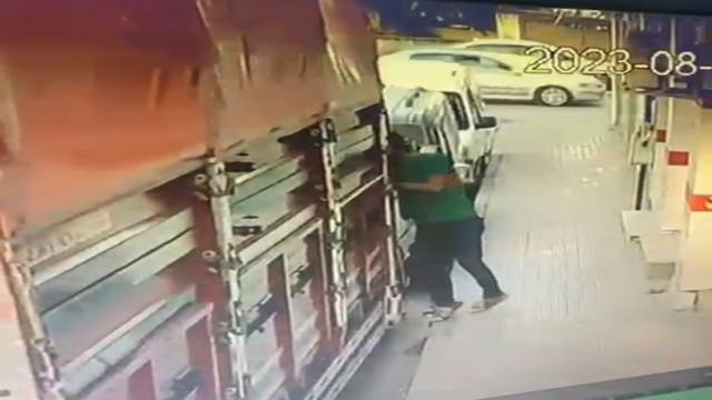 Pişkin hırısız elini kolunu sallayarak hırsızlık yaptı! Saniyeler içinde telefonu cebine indirdi - Resim: 1