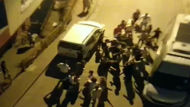 Kağıthane'de 'arabama sürttün' kavgasını polis biber gazıyla ayırdı! İki grup birbirine girdi, sokak karıştı - Resim: 1