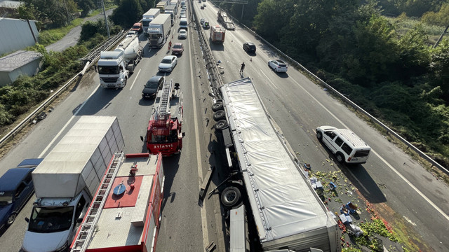TEM'de lastiği patlayan tır köprü ayağına çarptı, zincirleme kaza beraberinde geldi - Resim: 2