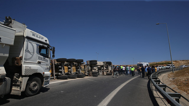 Gaziantep'te feci kaza! Devrilen hafriyat yüklü kamyonun sürücüsü can verdi - Resim: 0