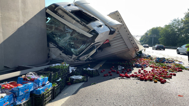 Kocaeli TEM'de lastiği patlayan tır zincirleme kazaya yol açtı! Bariyerlere ve direğe çarpan tır yan yattı - Resim: 0
