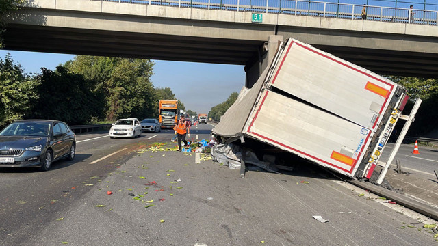 Kocaeli TEM'de lastiği patlayan tır zincirleme kazaya yol açtı! Bariyerlere ve direğe çarpan tır yan yattı - Resim: 1