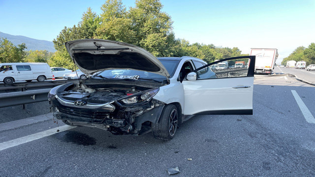 Kocaeli TEM'de lastiği patlayan tır zincirleme kazaya yol açtı! Bariyerlere ve direğe çarpan tır yan yattı - Resim: 2