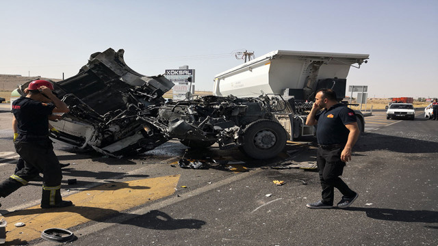 Aksaray'da korkunç kaza! 2 tır ve 1 kamyon birbirine girdi: 2 yaralı - Resim: 0